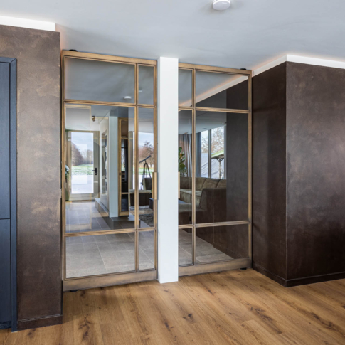 Striped Bronze Stalen Taatsdeuren In Woonkamer De Rooy Steel Doors